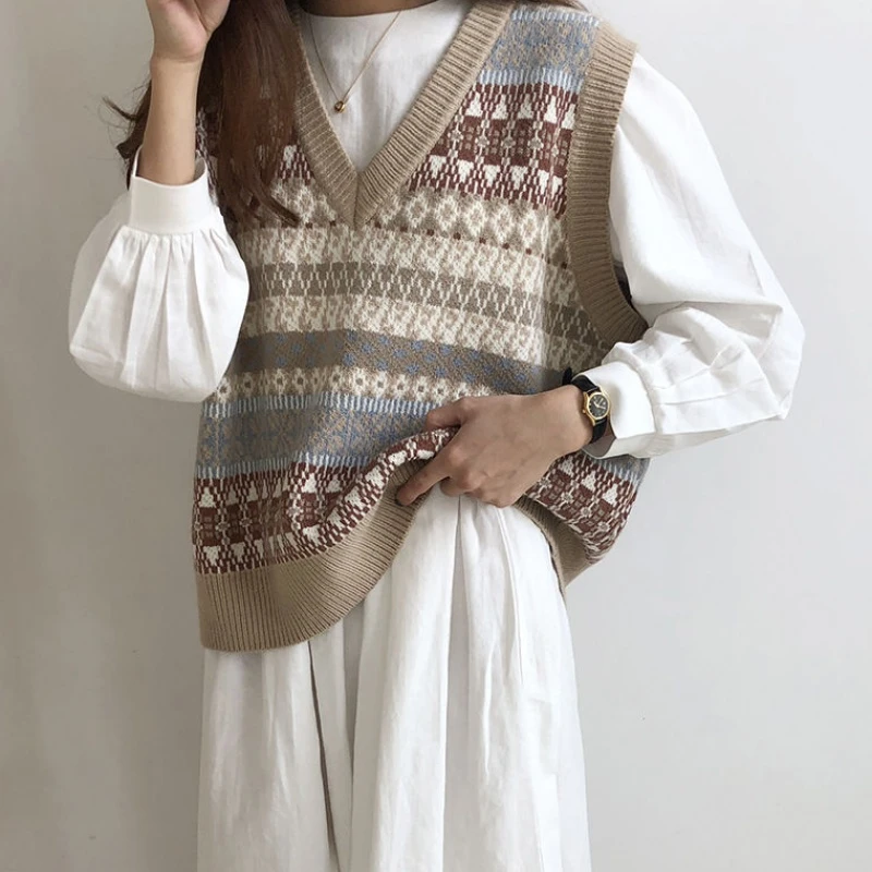 knitted sleeveless pullover