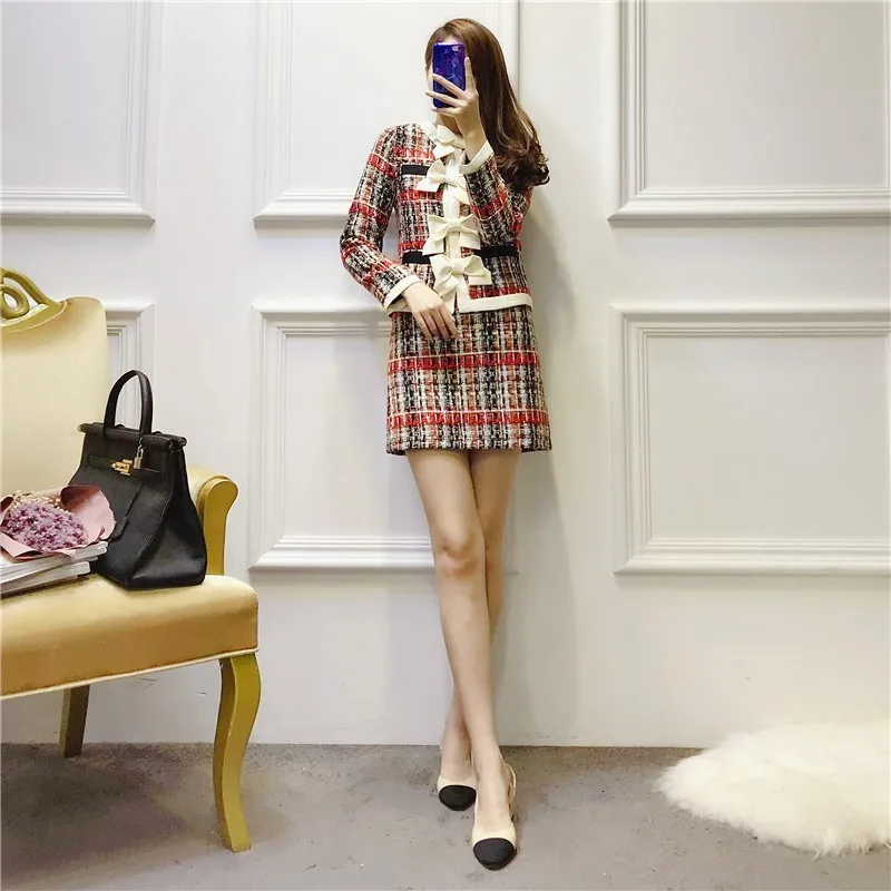 Luxe Gestreepte Plaid 2 Delige Set Vrouwen Outfits Bow Korte Slim Fit Jacket Coat Sexy Een Lijn Mini Rok Ol stijl Vrouwelijke Kleding Luxe Gestreepte Plaid 2 Delige Set Vrouwen Outfits Bow Korte Slim Fit Jacket Coat Sexy Een Lijn Mini Rok Ol stijl Vrouwelijke Kleding