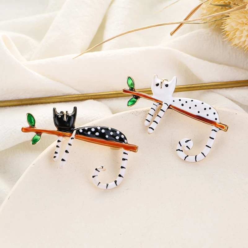 

Lazy Cat Sitting On The Tree Enamel Brooches For Women And Men Bouquet Pin 2019 New Fashion Jewelry