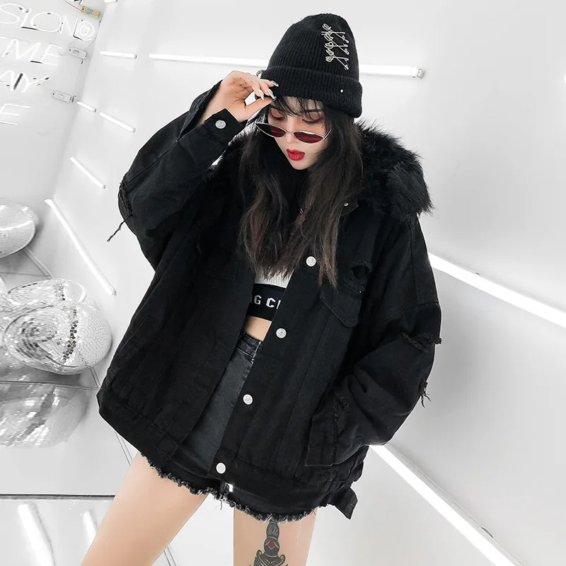 Женская зимняя куртка в стиле панк черная блестящая джинсовая с воротником из