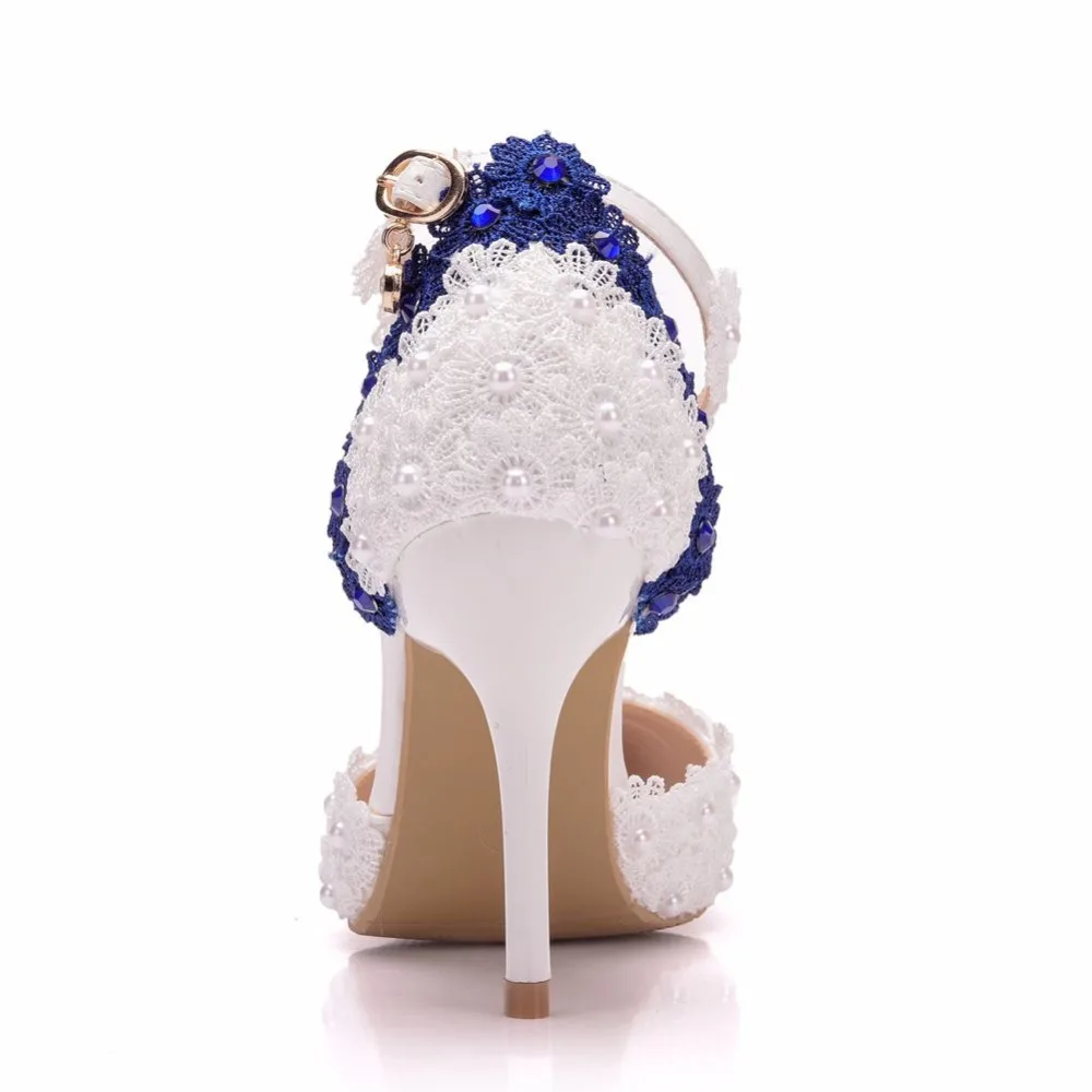 Женские босоножки на тонком каблуке с украшением в виде кристаллов; свадебные туфли с острым носком на высоком каблуке; цвет белый, синий; туфли-лодочки с острым носком и кружевом, украшенные жемчугом