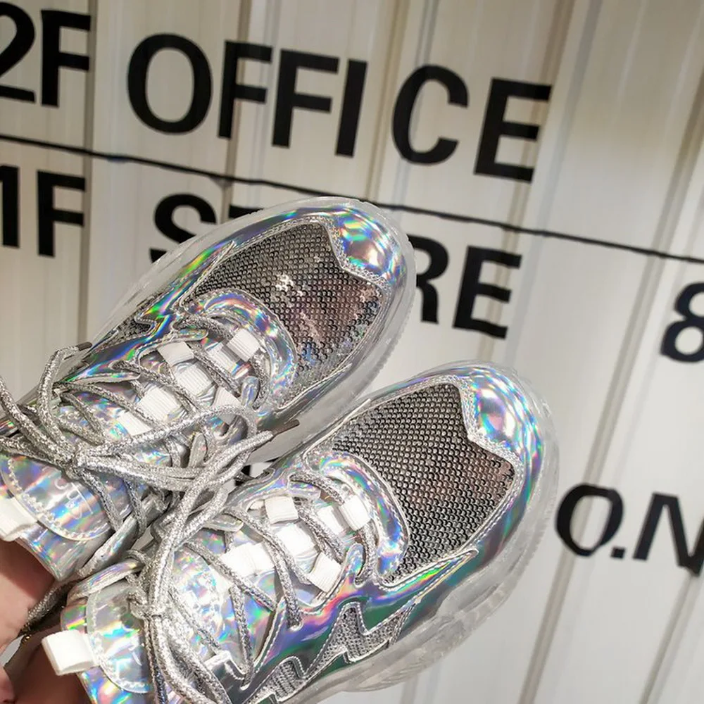 Новинка; женские кроссовки; кроссовки на платформе с прозрачным каблуком; блестящие флуоресцентные голографические кроссовки для папы; Вулканизированная обувь