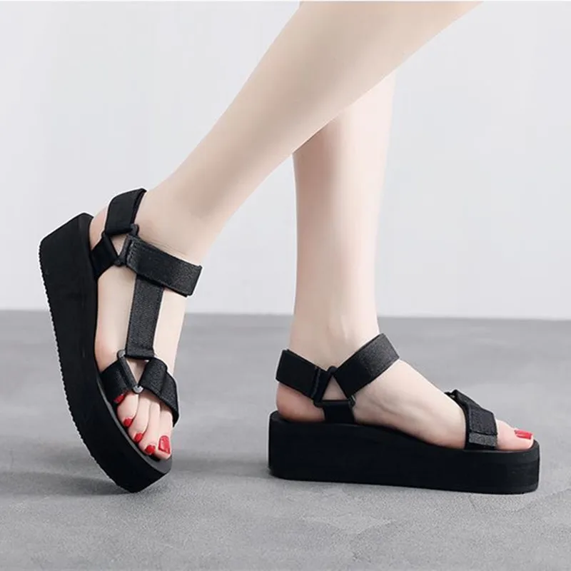 COSMAGIC/Модные женские босоножки; Новинка года; летние пляжные Босоножки на платформе черного цвета