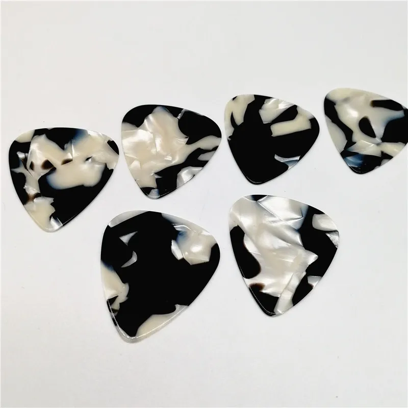 Горячая 100 шт доя корова цвет черный и белый 0,71 мм 0,96 мм целлулоидный материал медиаторы для гитары