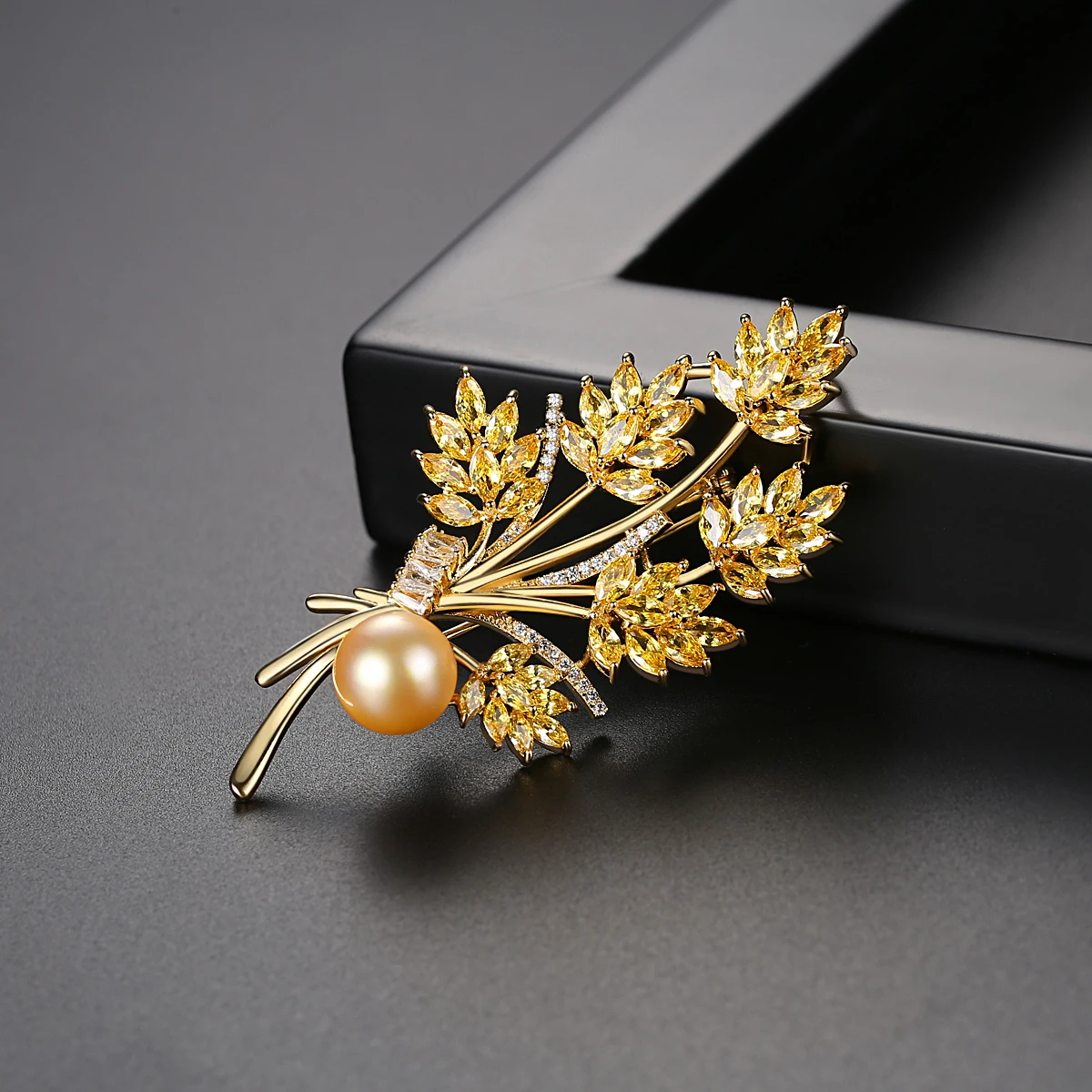 LUOTEEMI Pearl Flower Brooch for Women Fashion Jewelry CZ Brooch Pin Fashion Dress Coat Accessories Cute Jewelry Christmas Gift