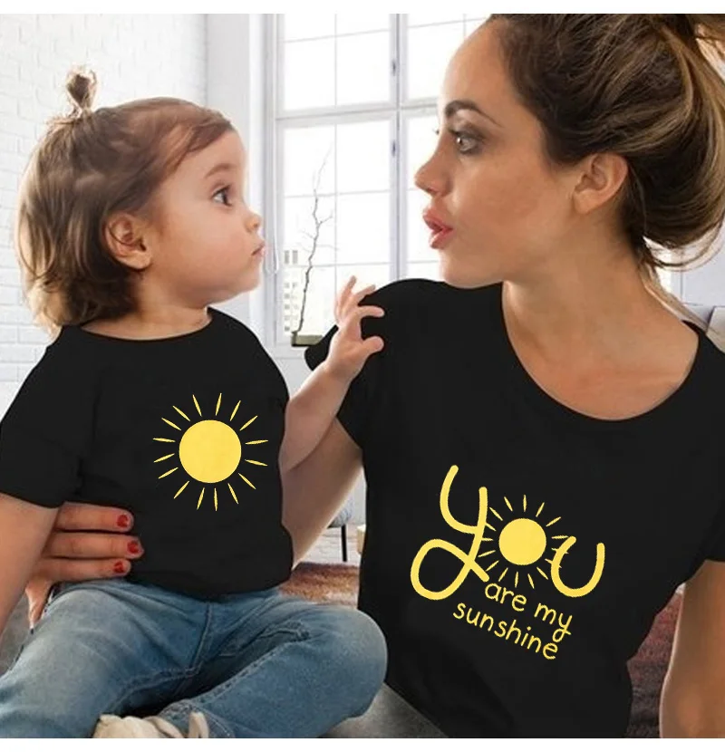 Семейные комплекты с надписью «you are my sunshine»; футболки для мамы, дочки, папы и сына; топы; Rompe; повседневные Семейные футболки