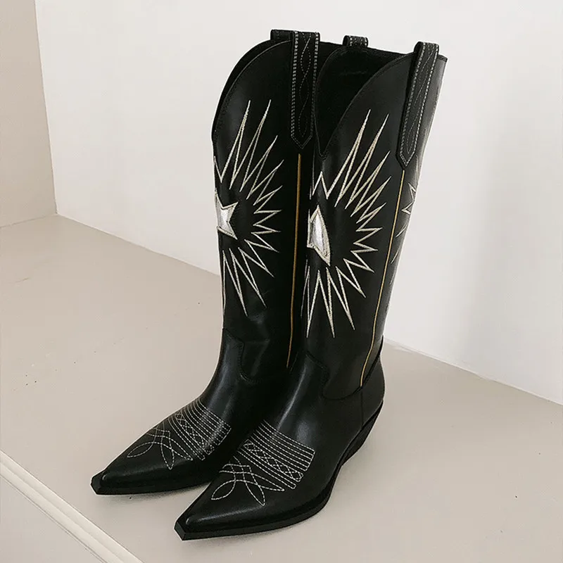 Новинка года; chaussures femme; Подиумные сапоги до колена с вышивкой в виде звезд; женские ковбойские сапоги без застежки с острым носком на среднем каблуке - Цвет: Черный