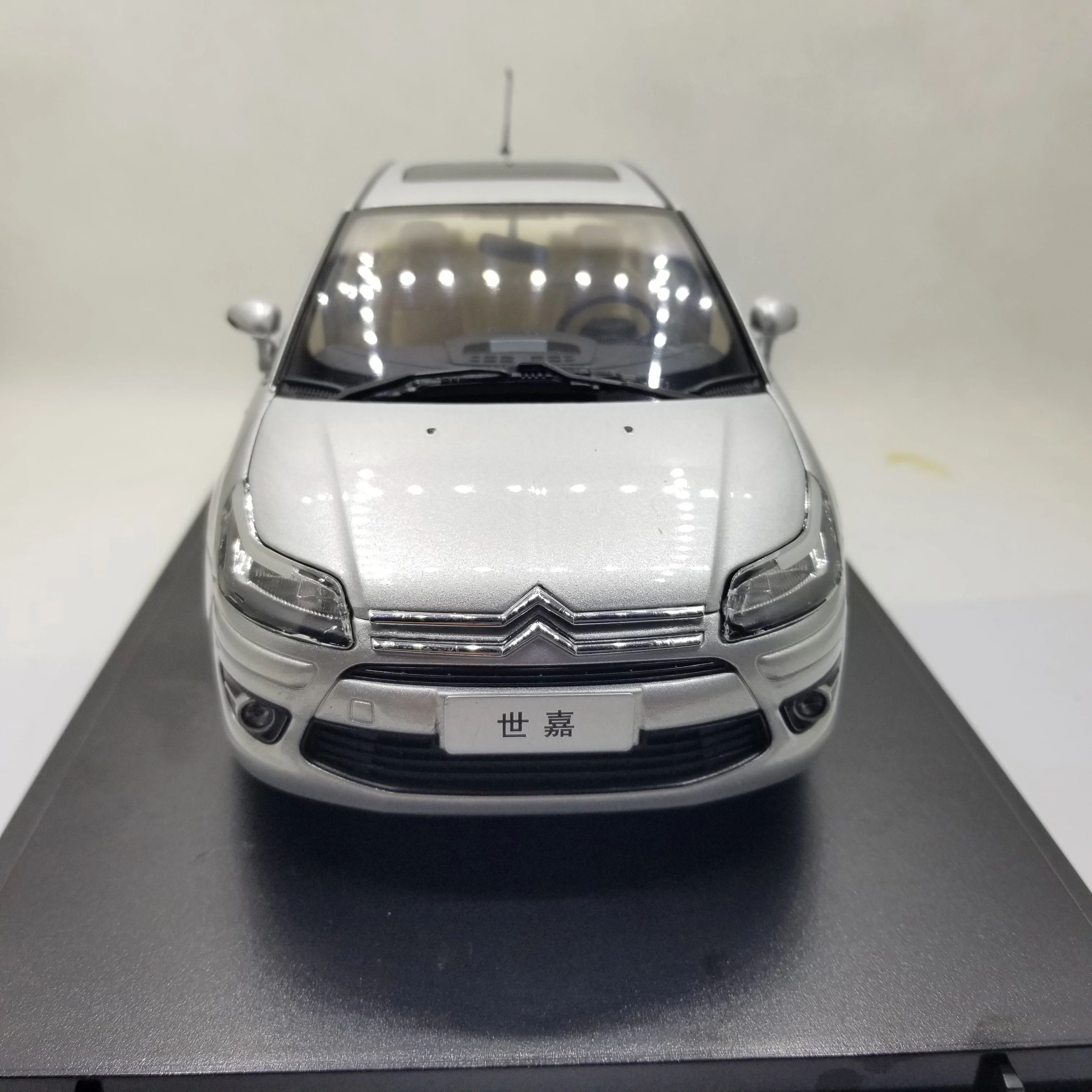1:18 литье под давлением модель для Citroen C-Quatre 2009 Серебряный седан(дефект краски) Игрушечная машина из сплава миниатюрная коллекция подарок sega
