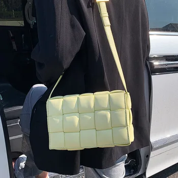 

2020 new bag niche shoulder messenger bag female fashion net red the same paragraph small square bag pillow bag