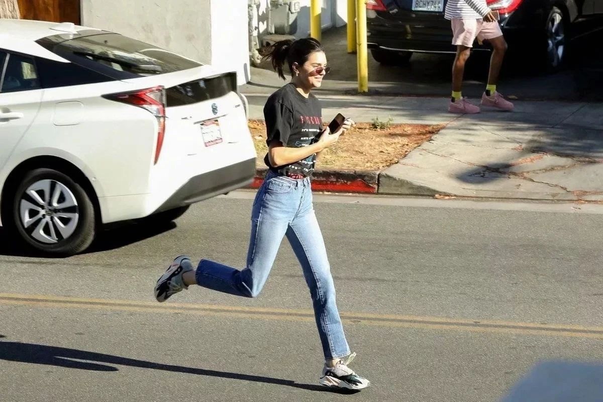 Женские джинсы Kendall Jenner того же дизайна потертые винтажные джинсы с высокой талией рваные джинсы для женщин в стиле бойфренд