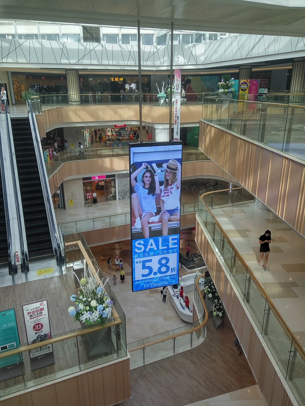 Double-Sides-P4-HD-indoor-LED-Display-in-Shopping-Centre
