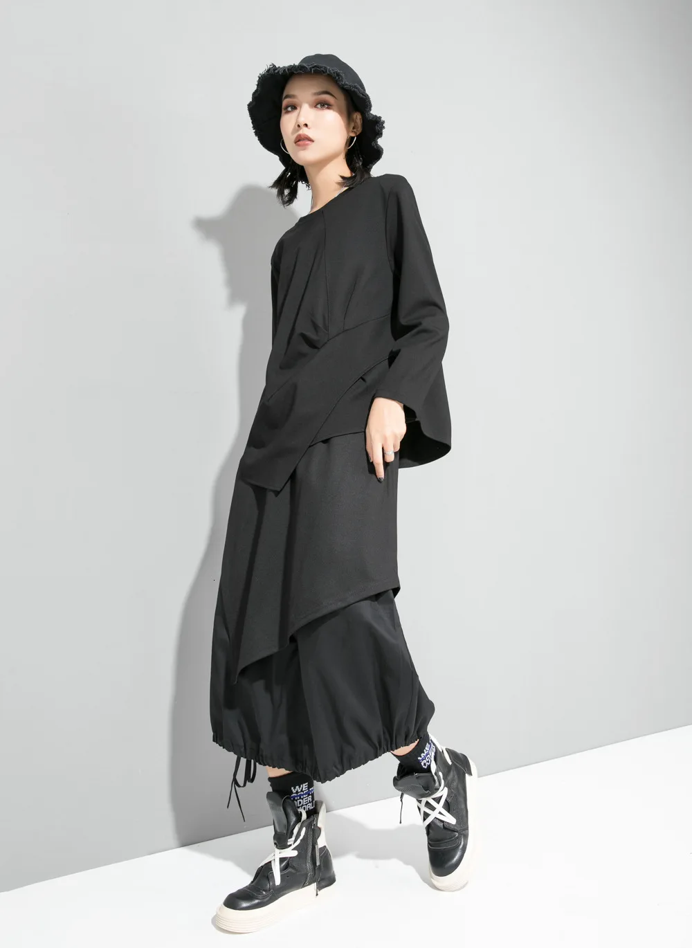 [EAM] Женская Черная Асимметричная свободная футболка с разрезом, новая модная футболка с круглым вырезом и длинным рукавом, весна-осень, 1D734