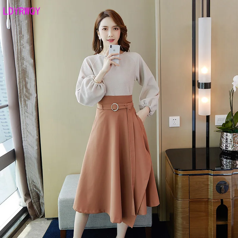

2019 autumn new Korean version of the fresh and sweet retro knit pullover top with a letter skirt two-piece lantern Sleeve