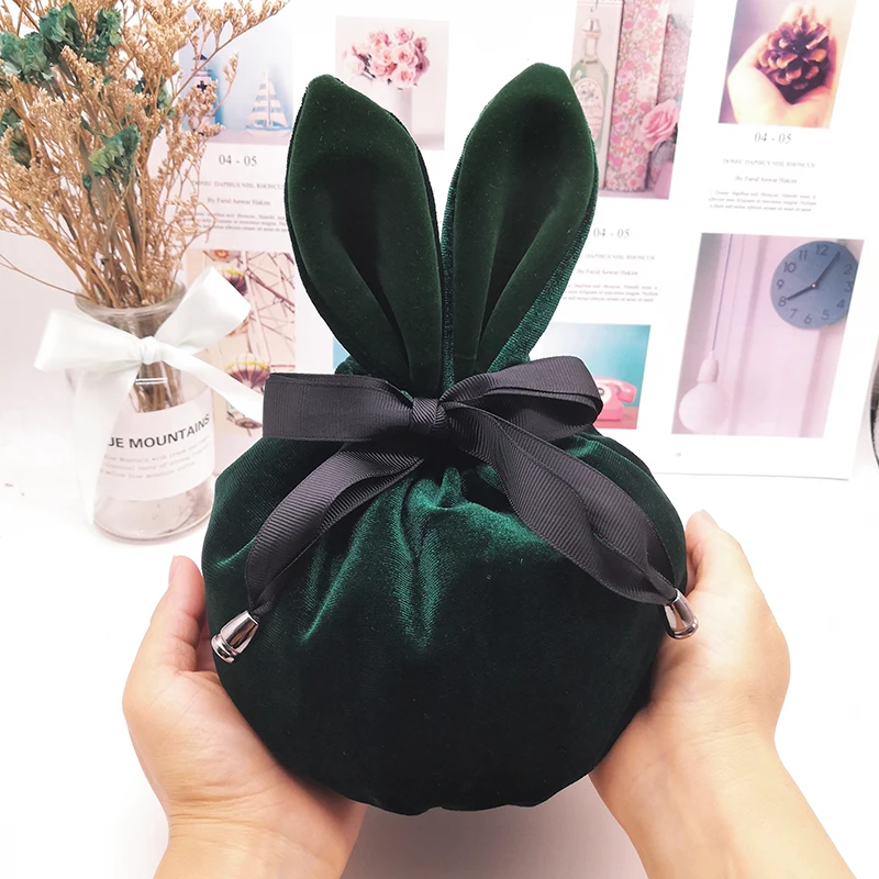 

Dark Green Round Bottom With Rabbit Ears Velvet Ribbon +beads Drawstring Jewelry Bag Pouches 23x17cm Wine Red MP3 Wedding Candy Packaging Bags Travel Cosmetics Packing Bags