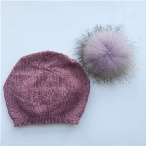 Purple match fur Женские шапочки из меха енота, помпоны, шерстяная шапка для женщин, вязанная, Модный женский многоцветный мех колпачок для помпонов, зимние шапки для женщин - Цвет: Purple match fur