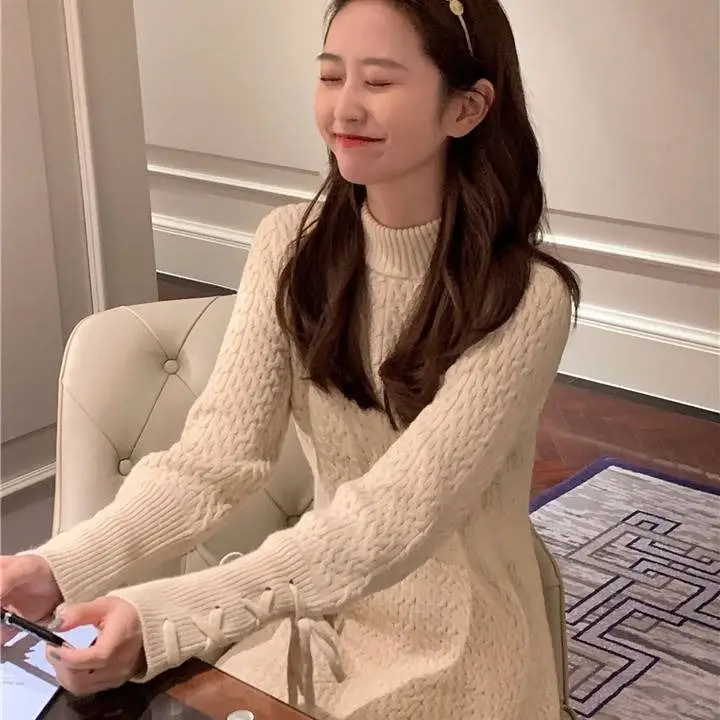 Женское трикотажное мини платье с длинным рукавом и высоким воротником