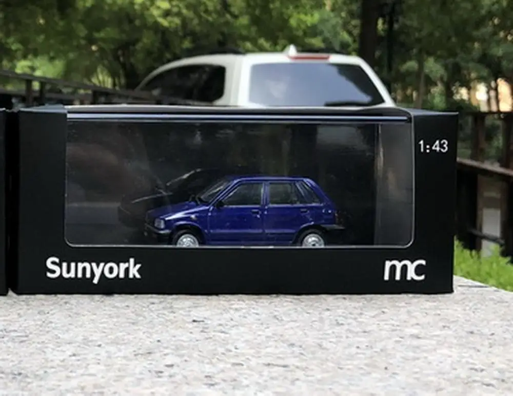 Коллекционная синяя лимитированная модель автомобиля Suzuki Alto 1/43 коллекционный