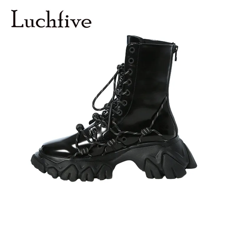 Блестящие черные кожаные полусапожки в стиле панк; ботильоны на шнуровке с перекрестными ремешками; зимняя уличная модная женская обувь в западном стиле