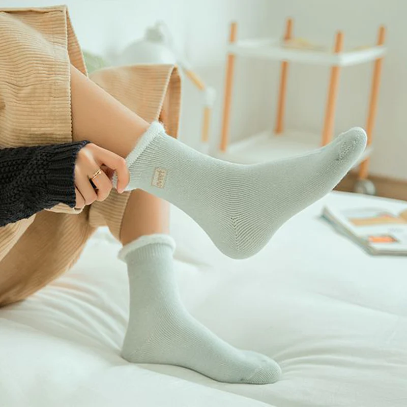 Носки для сна, зимние толстые милые женские домашние носки с вышивкой, пушистые модные бархатные женские носки-тапочки, теплые осенние носки
