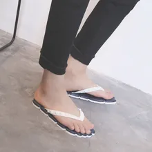 Вьетнамки с заклепками; мужские модные однотонные Нескользящие Повседневные тапочки на плоской подошве; мягкие мужские летние пляжные шлепанцы