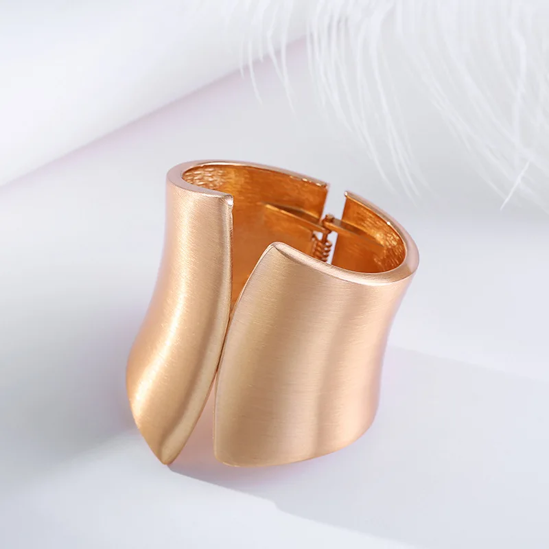 Fashion Punk Hiphop Wide Asymmetric Bangles Bracelet for Women Statement Alloy Bangle Jewelry Femme Accessories Manchette bangle bracelet