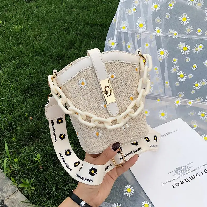 

Fashion Daisy Straw Bucket Bags Women Crossbody Bags Woven Rattan Women's Handbag Wide Strap Acrylic Chain Shoulder Women's Bag