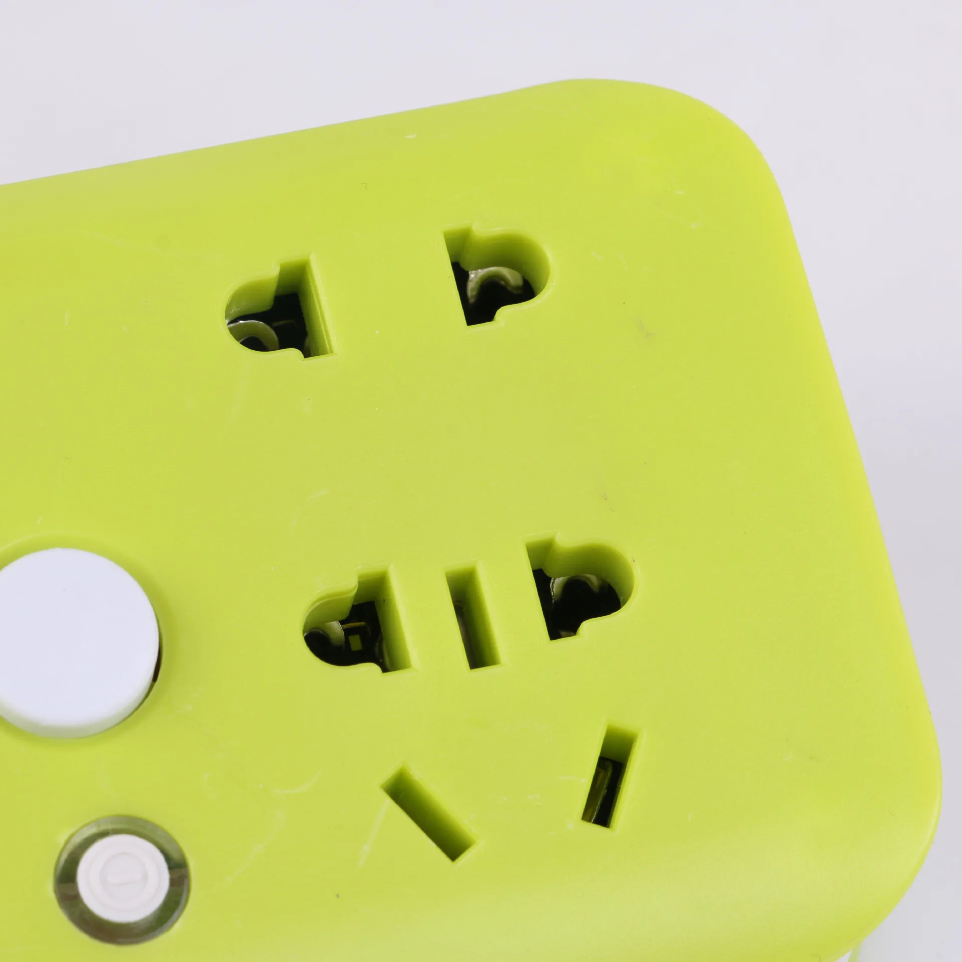A Turn Four with Switch Wireless Conversion Socket Manufacturers Multi-functional Cheap Green Conversion Power Strip