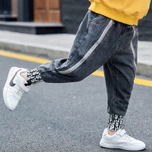 Джинсовые брюки для мальчиков; коллекция года; сезон весна-осень; стиль; корейский стиль; модная детская одежда; свободные Детские обтягивающие брюки; повседневные