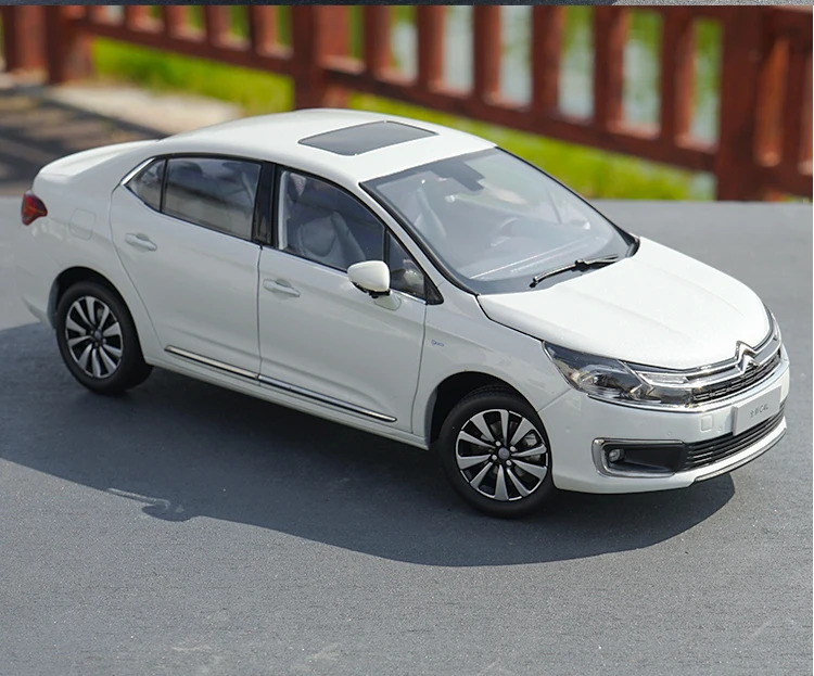 1:18 DONGFENG CITROEN C4L литье под давлением модель автомобиля с небольшим подарком