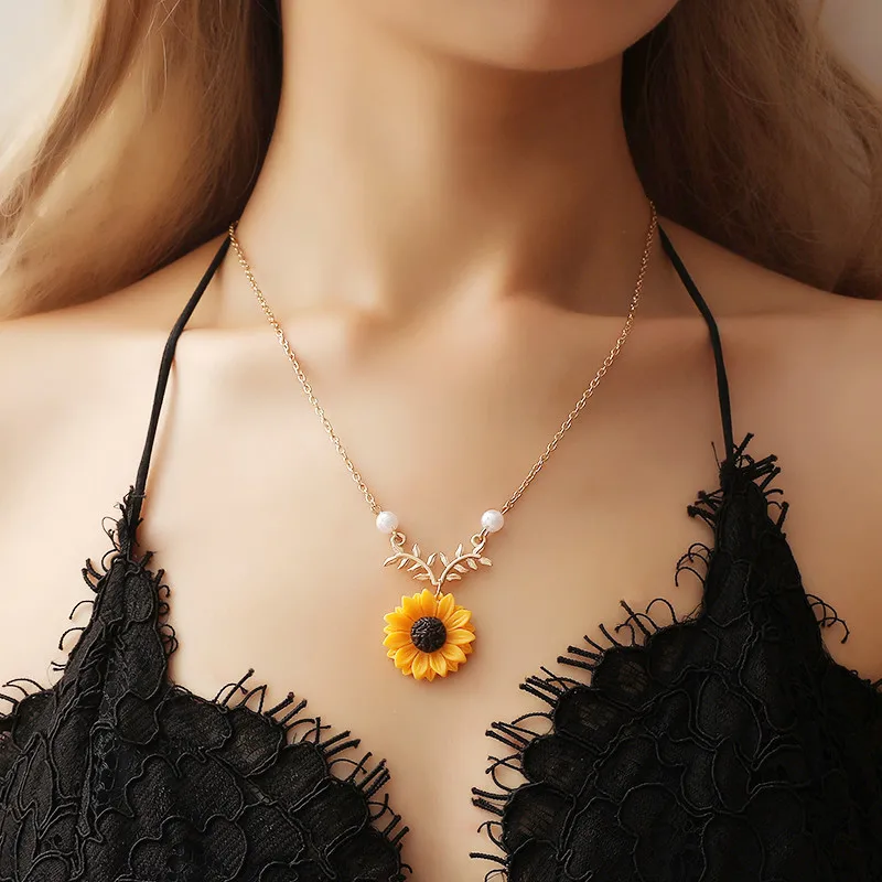 

NK106 Delicate Sunflower Pendant Necklace For Women Daily Imitation Pearl Jewelry Sweater Daisy Flower Leaf Necklace Accessories