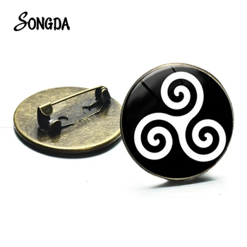 

New Arrival Teen Wolf Symbol Brooches Bronze Plated Vintage Triskele Triskelion Allison Amulet Brooch Collar Pins