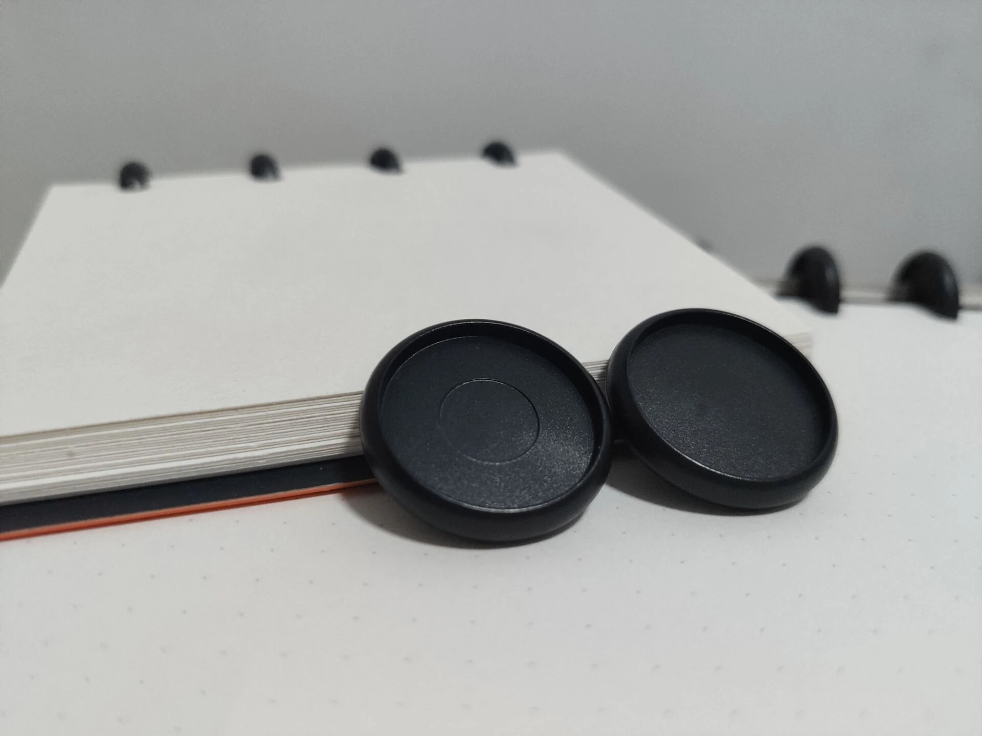 Black 28mm 12 шт. черные диски для переплета, пластиковые круглые кнопки в рулонах, блокнот, диск Arc T, Грибное отверстие, Пряжка для переплета, офисные принадлежности - Цвет: Black 28mm