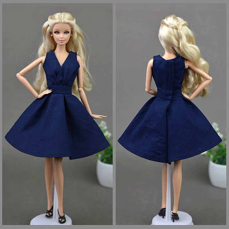 Платья для кукол. Синее платье барби. Кукла барби синие. Барби в голубом платье. Кукла барби в синем платье.