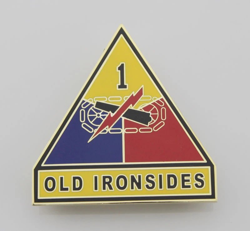 Американский армейский 1-й бронетанковой дивизии(старый Ironsides) Нагрудный значок эмблема-Реплика ТВ/фильм Prop pin значок