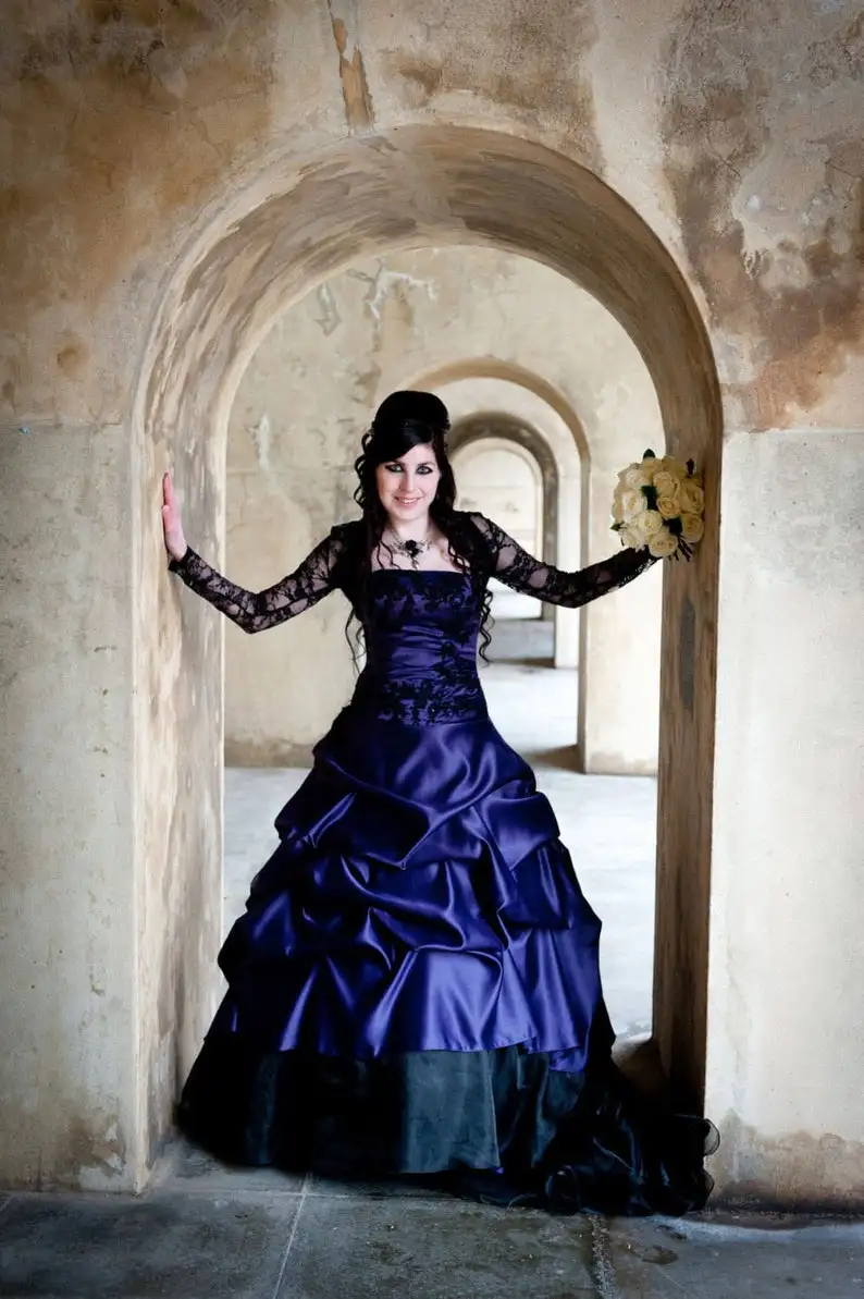 Vintage Plus Size Purple Gothic Wedding Dresses with Lace Sleeve Jacket 2020 Sweep Train Offbeat Alternative Wedding Gown Vintage Plus Size Purple Gothic Wedding Dresses with Lace Sleeve Jacket 2020 Sweep Train Offbeat Alternative Wedding Gown