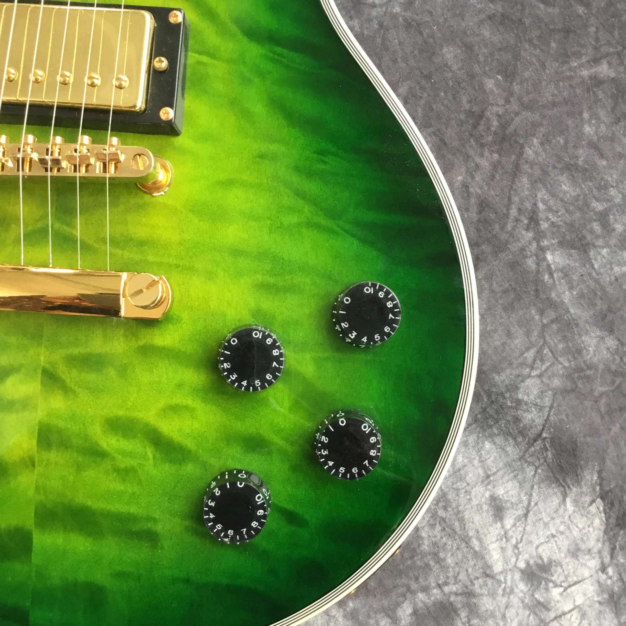 Стиль 6 струн электрогитара и чехол. Пламя клен Топ Зеленый цвет gitaar, палисандр, гитара из красного дерева тела. Настоящая фотография
