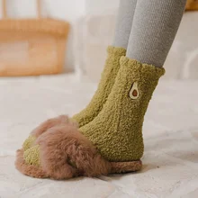 Женские коралловые бархатные носки Harajuku с вышитыми фруктами авокадо; зимние плотные однотонные домашние носки-тапочки для отдыха; удобные носки, сохраняющие тепло