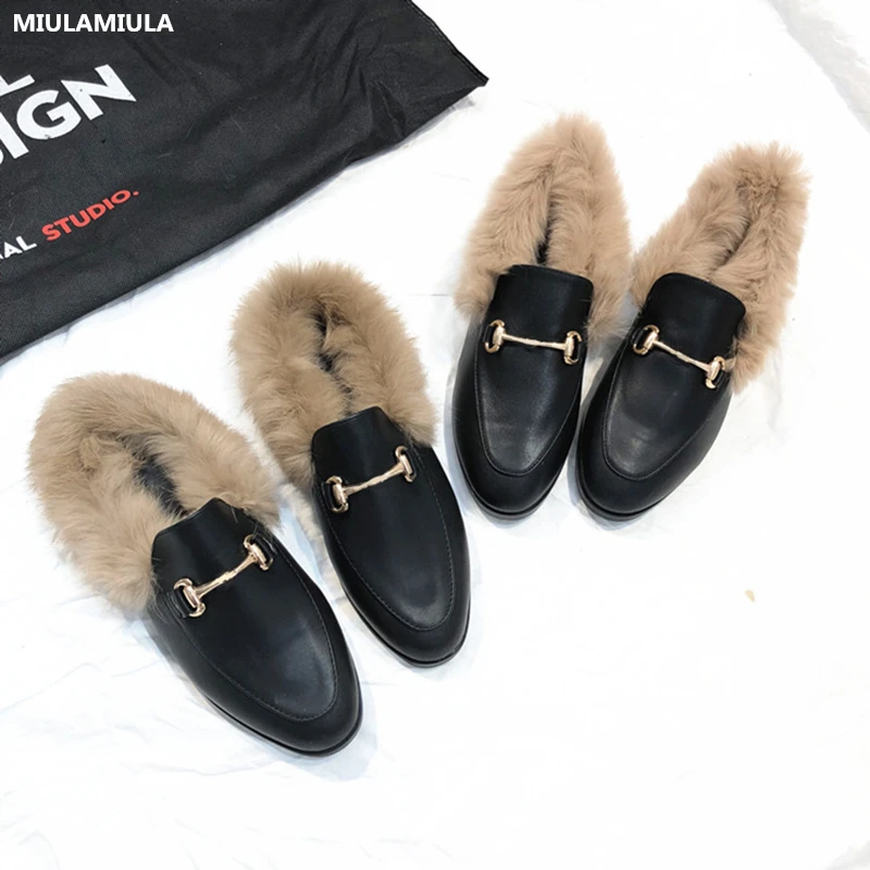 Tanie MIULAMIULA projektanci marki 2019 zima luksusowe czarne morele metalowy łańcuch płaskie skórzane kapcie poślizgu na futro slajdy mokasyny muły