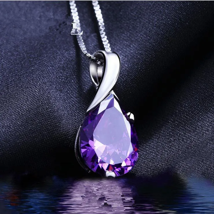 Украшение подвеска с камнем. Украшения в воде. Колье в виде слезы. Бриллиантовое колье. Метод ожерелье.