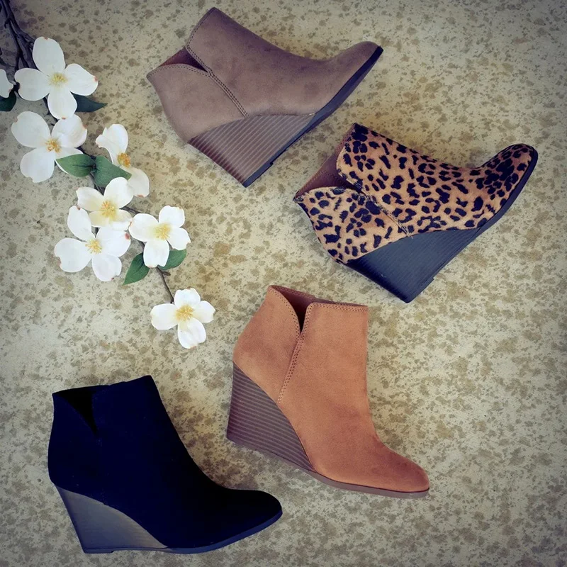 Ботинки с острым носком; зимние женские ботильоны с леопардовым принтом; обувь на шнуровке; обувь на платформе и высоком каблуке; обувь на танкетке; женская обувь; Bota Feminina