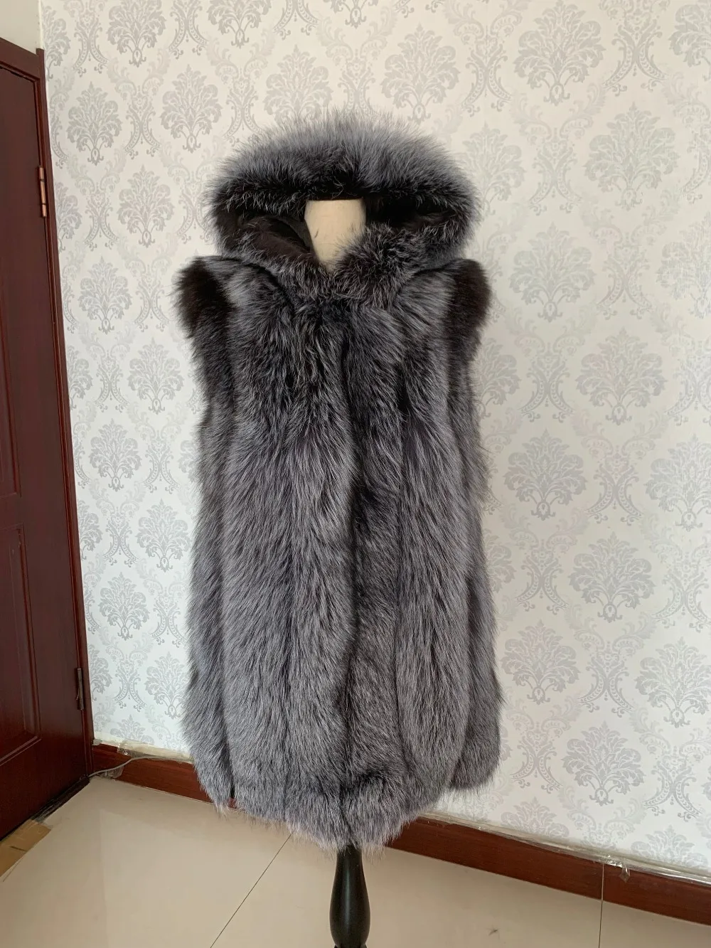 Новинка, Брендовое зимнее пальто из натурального Лисьего меха, Толстая Женская куртка из серебристого лисьего меха, длина 80 см, жилет с капюшоном