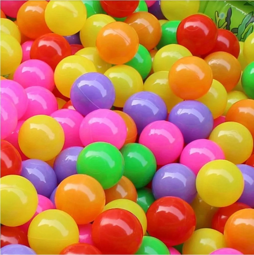 Bolas coloridas brilhantes para a piscina seca para jogos  infantis.brinquedos, desenvolvimento para crianças. fundo multicolorido  brilhante.