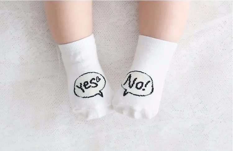 Новые весенние носки для малышей, хлопковые нескользящие носки для мальчиков, милые Асимметричные носки для новорожденных и маленьких девочек