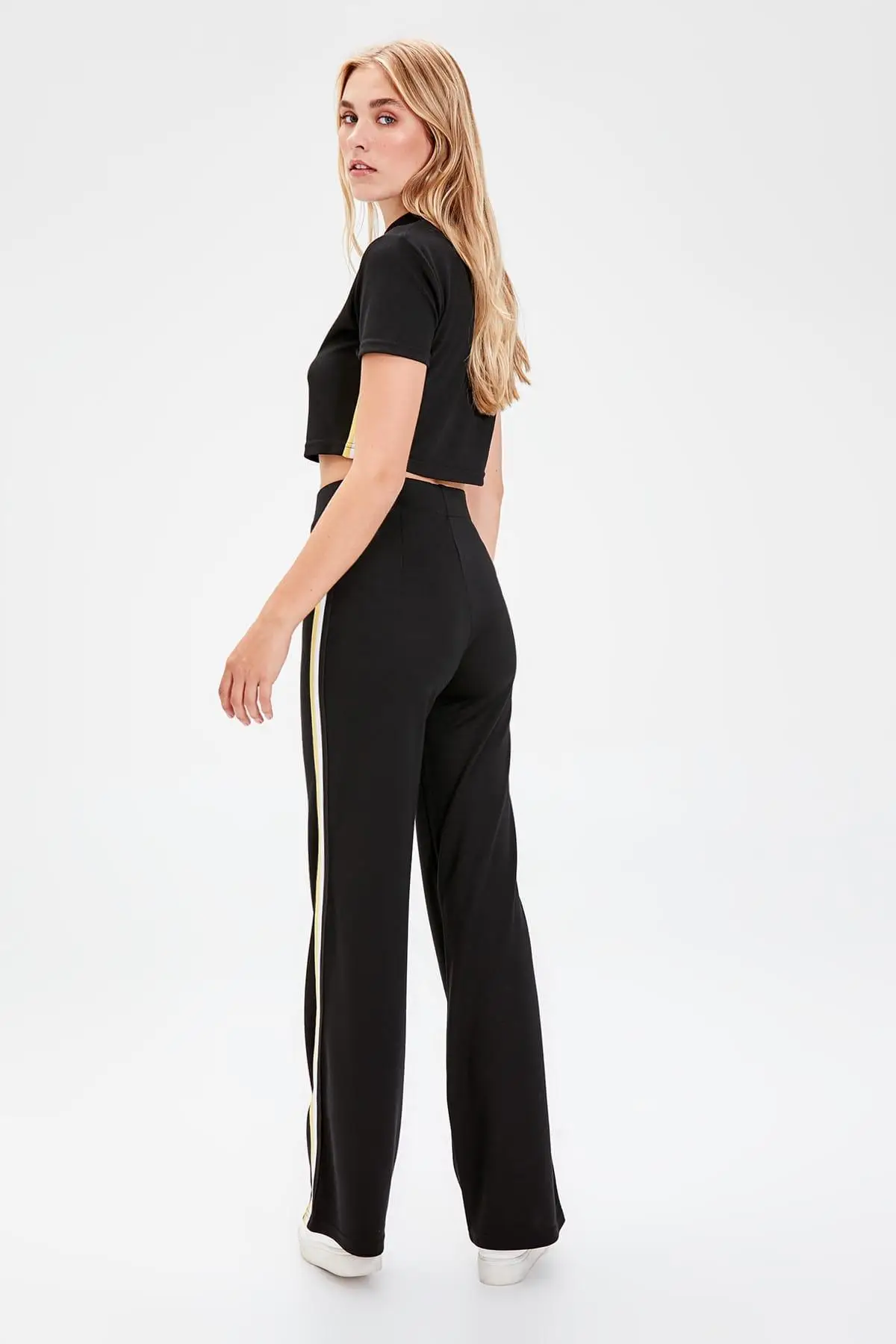 Черные трикотажные штаны Trendyol TWOAW20EA0010