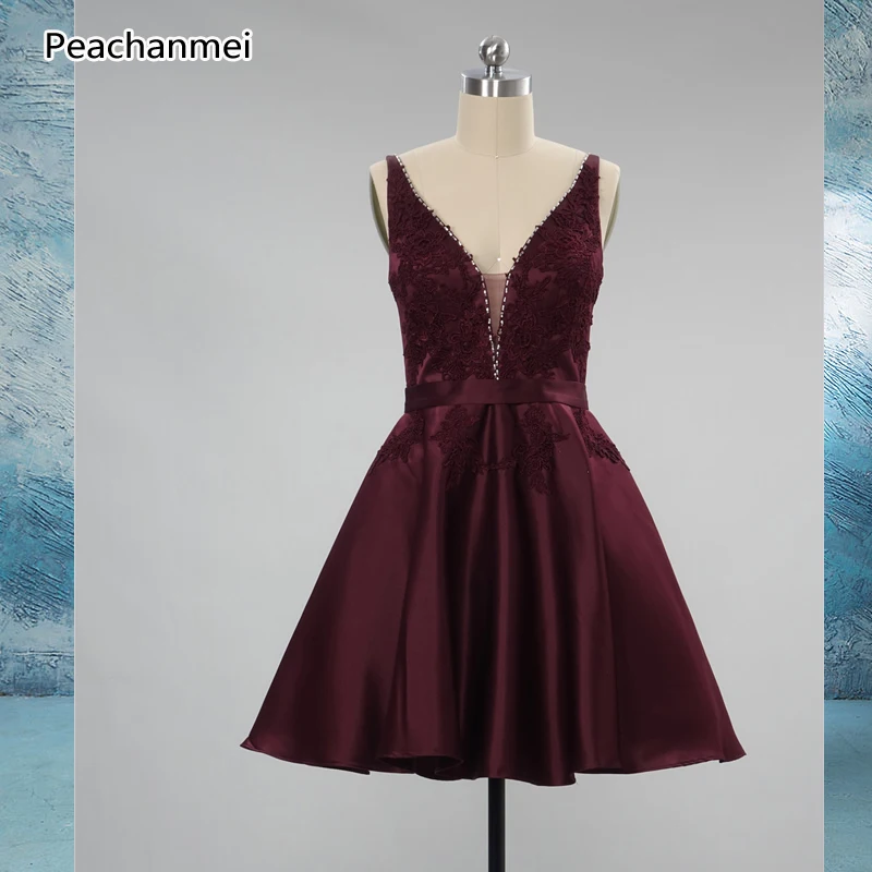Burgundy Атласные Короткие платья для выпускного вечера для Junior V шеи с открытой спиной выпускного вечера кружевное коктейльное платье аппликация ereal фотографии - Цвет: Burgundy
