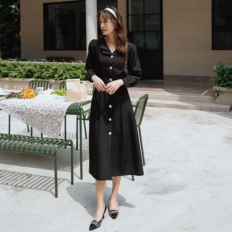The new autumn and winter long-sleeved French retro elegant Hepburn style dress shows white lake blue