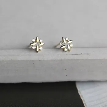 

CMajor 9K Solid Gold Earring Temperament Delicate Sweet and Romantic Snowflake Shape Minimal Simple Stud Earrings Gift for Women