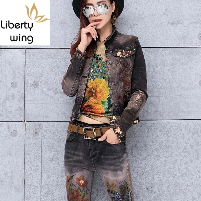 Женская джинсовая куртка с блестками черная однобортная короткая принтом и