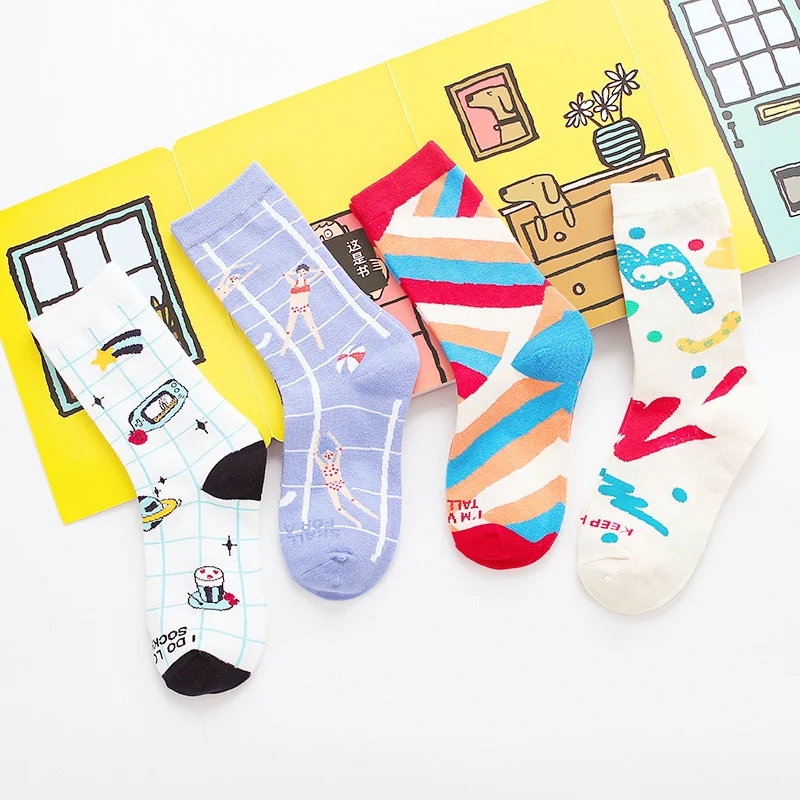 Dreamlikelin Cartoon Colorful Graffiti Personalized Girls Socks White Cotton Sports Crew Socks for Women