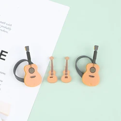 Accessoires de guitare miniatures pour maison de poupée, 2 pièces, pièces d'instruments mignons pour décoration de maison, jouets d'ornement artisanaux en bois pour meubles d'enfants 